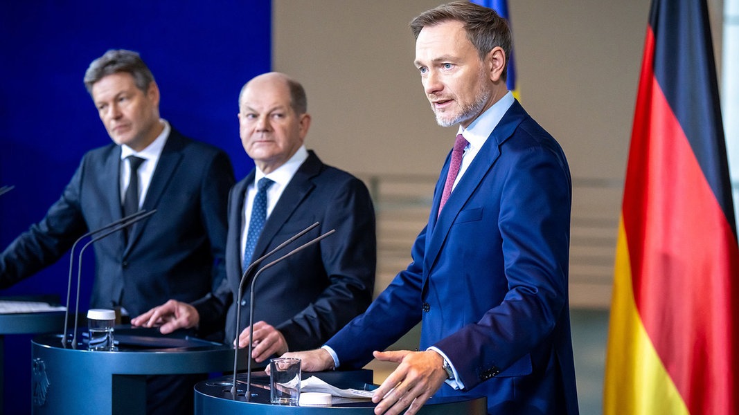 Bundesfinanzminister Christian Lindner (FDP) gibt Mitte Dezember 2023 ein Pressestatement ab - im Hintergrund: Bundeskanzler Olaf Scholz (SPD) und Bundeswirtschaftsminister Robert Habeck (Grüne).
