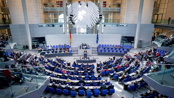Ein Blick von oben in den Plenarsaal des Deutschen Bundestags in Berlin während einer laufenden Sitzung. © dpa bildfunk Foto: Kay Nietfeld