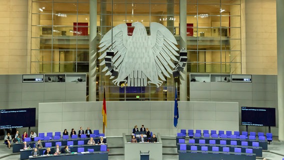 Ein Blick von oben in den Plenarsaal des Deutschen Bundestags in Berlin. © dpa picture alliance Foto: Steffen Prößdorf