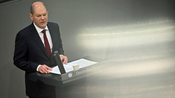 Bundeskanzler Olaf Scholz (SPD) hält zu Beginn der Sondersitzung des Bundestags zum Krieg in der Ukraine eine Regierungserklärung. © dpa-Bildfunk 