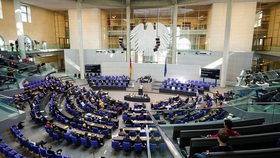 Blick ins Plenum des Bundestags in Berlin. © dpa bildfunk Foto: Annette Riedl