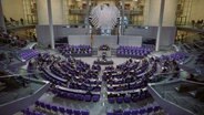 Blick in den Plenarsaal des Bundestags während einer Sitzung. © dpa bildfunk Foto: Michael Kappeler