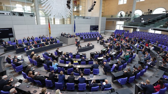 Blick in den Plenarsaal des Bundestags im Reichstagsgebäudes in Berlin. © dpa bildfunk Foto: Jörg Carstensen