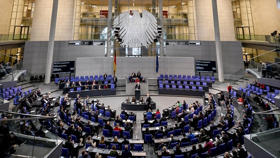 Berlin: Abgeordnete sitzen Plenarsaal des Bundestags. © dpa Foto:  Britta Pedersen