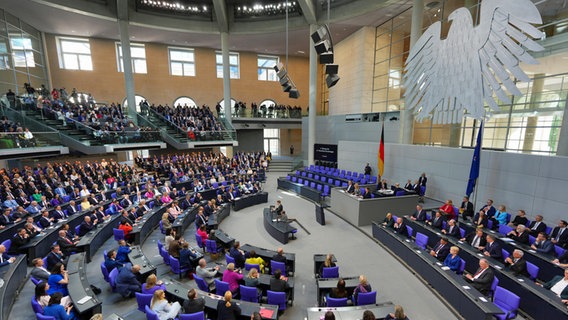 Blick in den Plenarsaal des Bundestags bei der Kanzlerwahl. Im Bundestag findet die Wahl und Vereidigung des Bundeskanzlers und der neuen Bundesregierung statt. © dpa Foto: Michael Kappeler