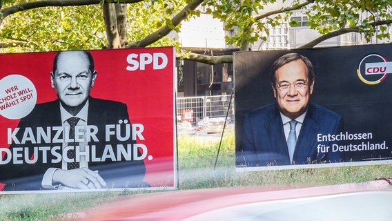 Großflächige Wahlplakate der SPD mit Olaf Scholz und der CDU mit Armin Laschet © dpa-Bildfunk Foto: Kay Nietfeld/dpa