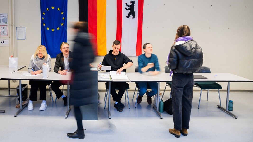 Wahlberechtigte geben in einem Wahllokal in Berlin-Mitte ihr Stimme bei der Teilwiederholung der Bundestagswahl ab.