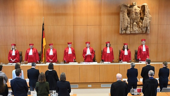 Der Erste Senat des Bundesverfassungsgericht ist bei einer Urteilsverkündung zu sehen. © dpa Foto: Uli Deck