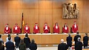 Der Erste Senat des Bundesverfassungsgericht ist bei einer Urteilsverkündung zu sehen. © dpa Foto: Uli Deck