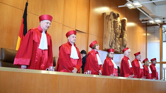 30.07.2024, Baden-Württemberg, Karlsruhe: Der Zweite Senat des Bundesverfassungsgerichts,(l-r), Holger Wöckel, Thomas Offenloch, Christine Langenfeld, Astrid Wallrabenstein, Doris König (Vorsitzende), Ulrich Maidowski, Rhona Fetzer und Peter Frank, verkündet das Urteil über die Wahlrechtsreform der Ampel-Koalition. © dpa Foto: Uli Deck