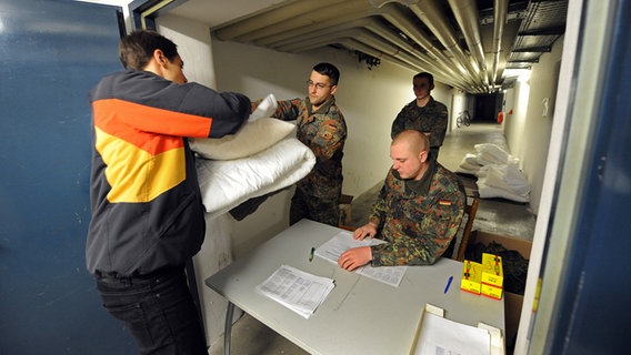 Ein Wehrdienstleistender bekommt am Montag, 03.01.2011, in der Kaserne seine Bettwäsche ausgehändigt (Archiv-Bild aus der Zeit der BRD-Wehrpflicht). © picture alliance Foto: Marijan Murat