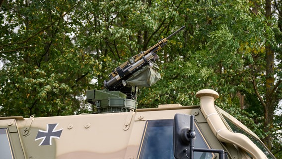Maschinengewehr auf einem gepanzerten Fahrzeug der Bundeswehr. Das montierte Waffensystem dient der Abwehr von Gefahren und dem Schutz der Besatzung in gefährlichen Einsatzgebieten © picture alliance / CHROMORANGE | Michael Bihlmayer Foto: piMichael Bihlmayer
