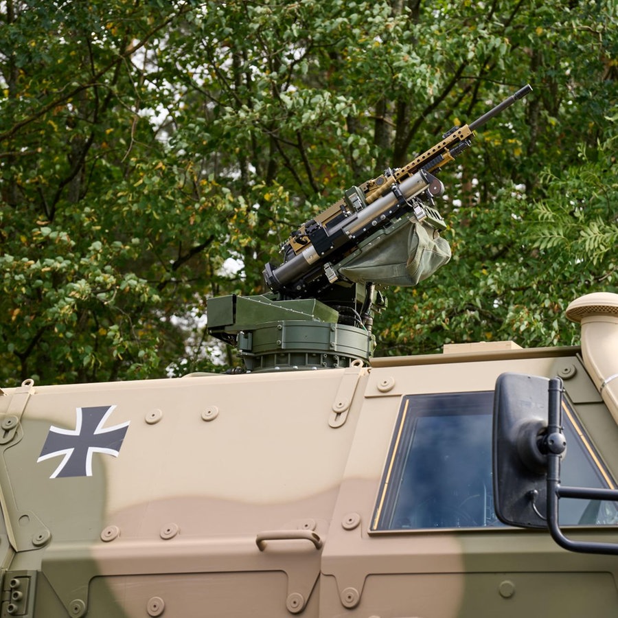 Maschinengewehr auf einem gepanzerten Fahrzeug der Bundeswehr. Das montierte Waffensystem dient der Abwehr von Gefahren und dem Schutz der Besatzung in gefährlichen Einsatzgebieten © picture alliance / CHROMORANGE | Michael Bihlmayer Foto: piMichael Bihlmayer