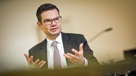Marco Buschmann (FDP), Bundesminister der Justiz, aufgenommen im Justizministerium bei einem Interview. © dpa-Bildfunk 