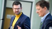Karl Lauterbach (SPD), Bundesminister für Gesundheit, steht neben Marco Buschmann (FDP), Bundesminister der Justiz. © dpa Bildfunk Foto: Bernd von Jutrczenka