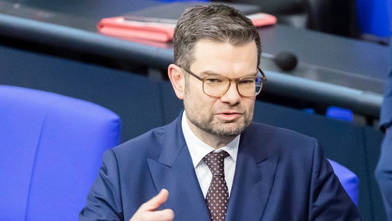 Bundesjustizminister Marco Buschmann (FDP) steht im Bundestag und gestikuliert mit den Händen. © dpa Bildfunk Foto: Christoph Soeder