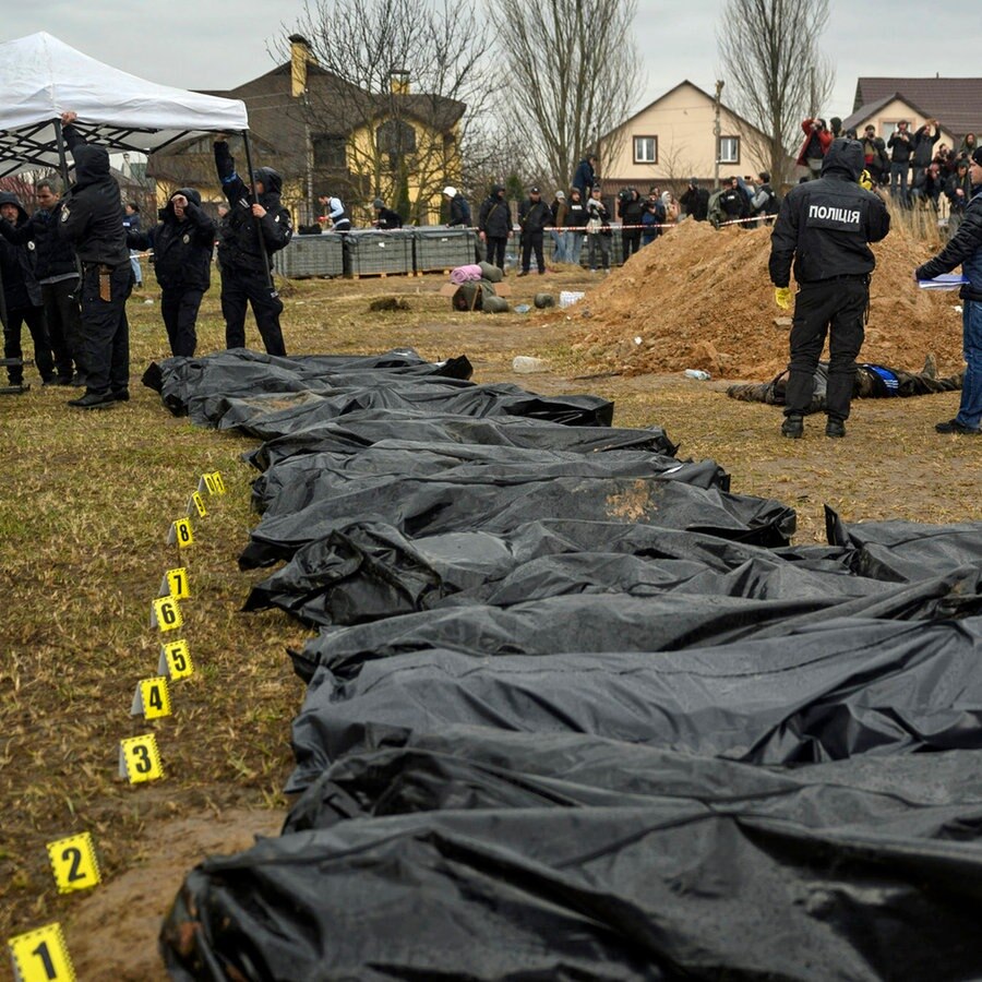 Leichen getöteter Zivilisten liegen in Butscha am Stadtrand von Kiew in schwarzen Säcken. © ZUMA Press Wire/dpa Foto: Valeria Ferraro
