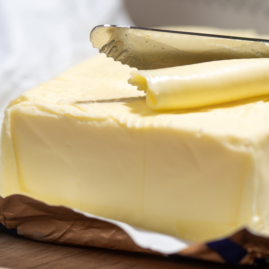 Ein Stück Butter liegt auf einem Tisch © picture alliance/dpa Foto: Hendrik Schmidt