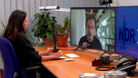 Das Bild zeigt ein Videogespräch zwischen "Call Russia"-Mitgründer Paulius Senuta und NDR Info Reporterin Andrea Brack Peña. © NDR 