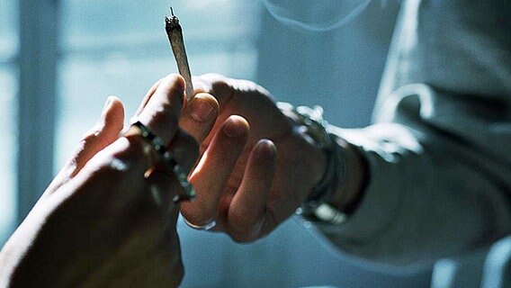 Ein Joint wird im Cannabisdunst von einer Hand in eine andere gereicht. © picture alliance Foto: S. LINDBERG