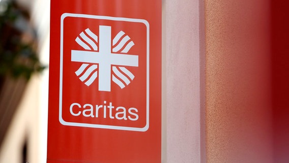 Eine Fahne mit dem Logo der Caritas. © picture alliance / Geisler-Fotopress Foto: Christoph Hardt