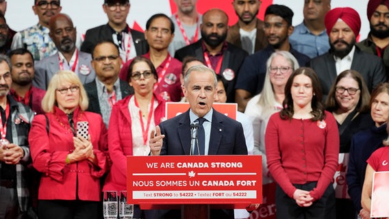 Der Parteivorsitzende der Liberalen in Kanada, Mark Carney, feiert den Sieg seiner Partei bei der Parlamentswahl. © dpa-Bildfunk/The Canadian Press/AP Foto: Justin Tang