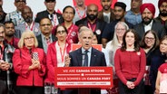 Der Parteivorsitzende der Liberalen in Kanada, Mark Carney, feiert den Sieg seiner Partei bei der Parlamentswahl. © dpa-Bildfunk/The Canadian Press/AP Foto: Justin Tang