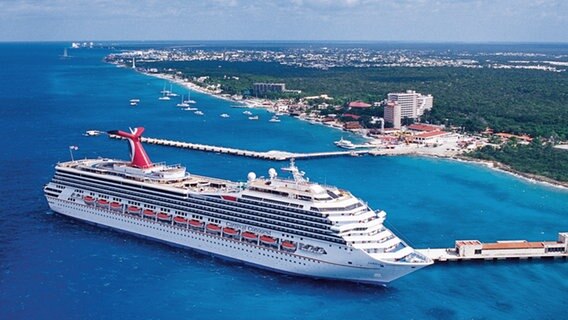 Die Carnival Conquest liegt in einem Hafen in der Karibik. © Carnival Cruise Lines 