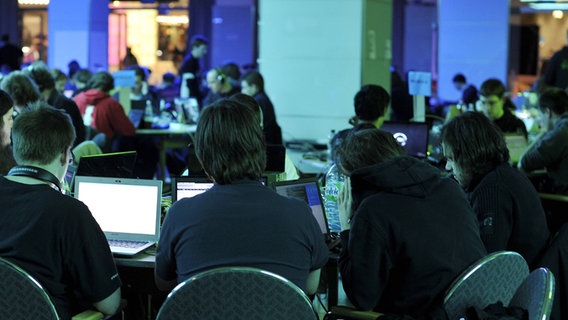 Hacker-Kongress in Hamburg Personen sitzen im Congress Center Hamburg beim Jahreskongress des Chaos Computer Clubs und arbeiten an ihren Laptops. © imago/nordpol Foto: nordpol