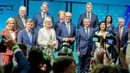 CDU-Chef Friedrich Merz (M.) bei einem Gruppenbild zusammen mit den designierten Bundesministern und -ministerinnen seiner Partei. © dpa bildfunk Foto: Kay Nietfeld