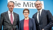 Die CDU-Politiker Friedrich Merz, Annegret Kramp-Karrenbauer und Jens Spahn stehen nebeneinander. © dpa picture alliance Foto: Michael Kappeler
