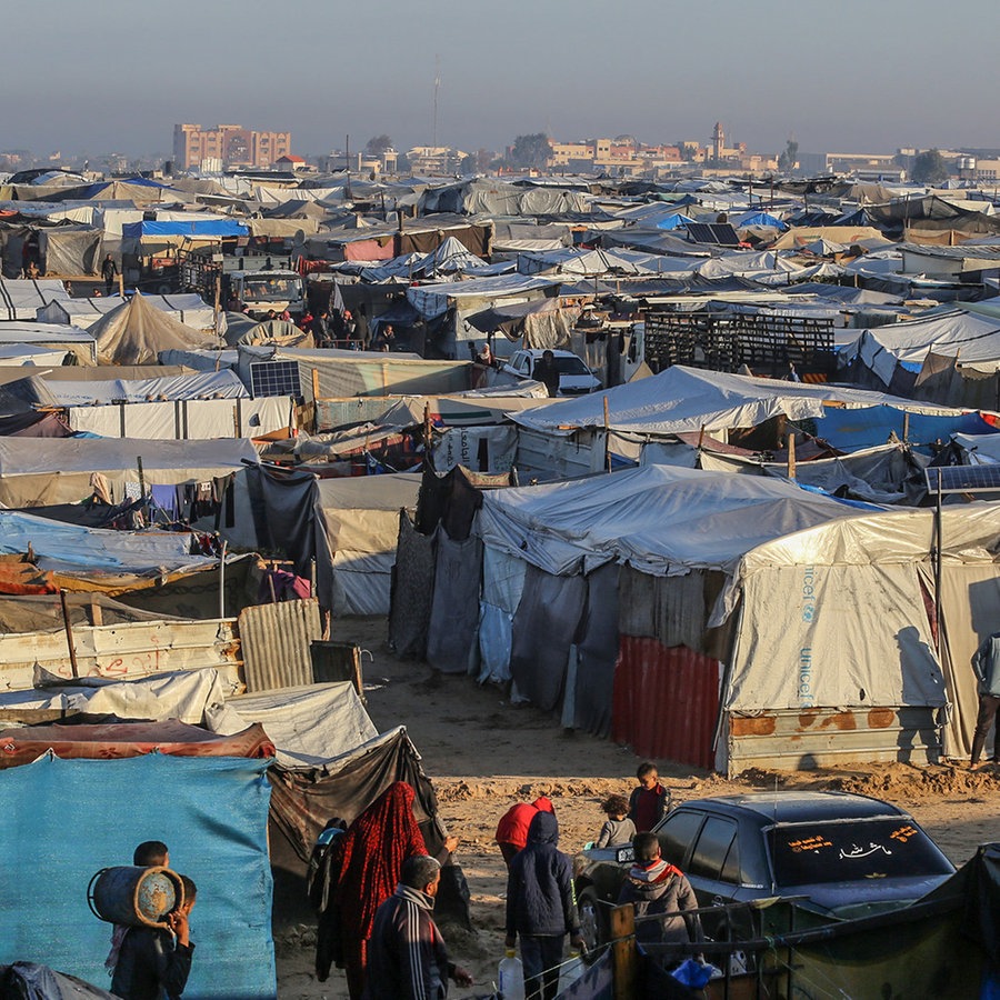 Ein Überblick über ein behelfsmäßiges Zeltlager für vertriebene Palästinenser in der Gegend von Al-Mawasi nach heftigen Regenfällen. © Abed Rahim Khatib/dpa 