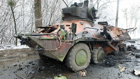 Ein beschädigtes Militärfahrzeug am Stadtrand von Charkiw. © dpa-Bildfunk 