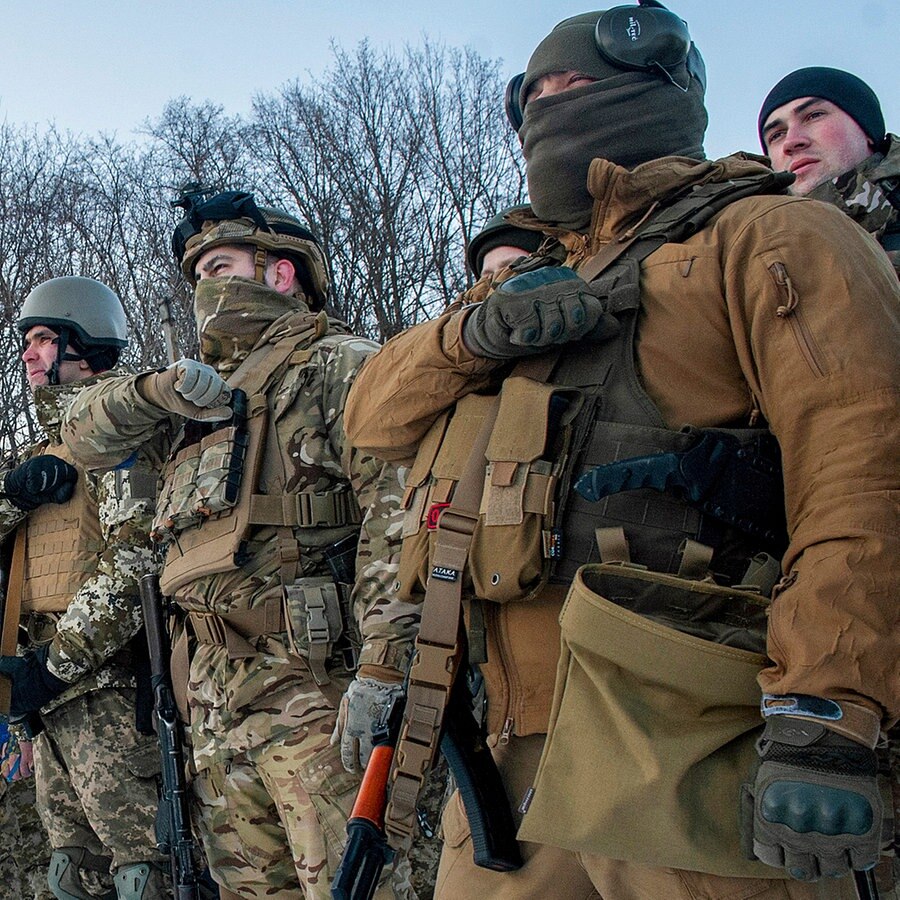 Ukrainische Soldaten gestikulieren während einer Trainingseinheit außerhalb von Charkiw. © dpa Bildfunk 