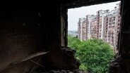 Trümmer bedecken den Raum einer Wohnung in Charkiw © dpa-Bildfunk Foto: Bernat Armangue