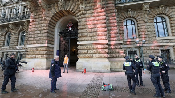 Einen Tag vor dem Hamburg-Besuch des britischen Königs Charles III. und seiner Frau Camilla haben Klimaaktivisten Letzten Generation das Rathaus mit orangener Farbe besprüht. © Bodo Marks/dpa 