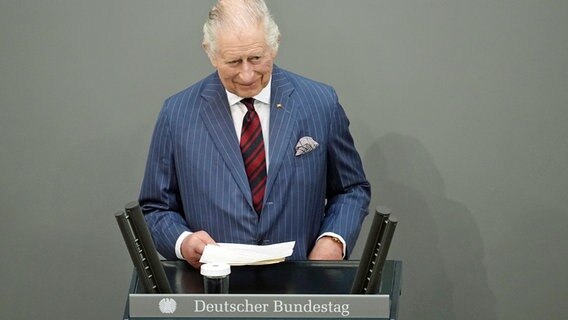 König Charles III. von Großbritannien spricht am zweiten Tag seiner Deutschlandreise im Bundestag. © dpa Foto: Kay Nietfeld
