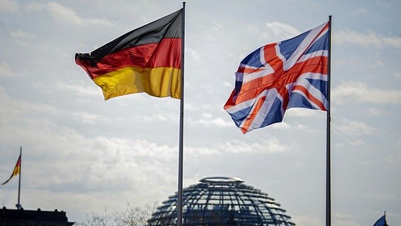 Die Flaggen von Deutschland und Großbritannien wehen für König Charles III. vor dem Reichstagsgebäude um Wind. © Kay Nietfeld/dpa 