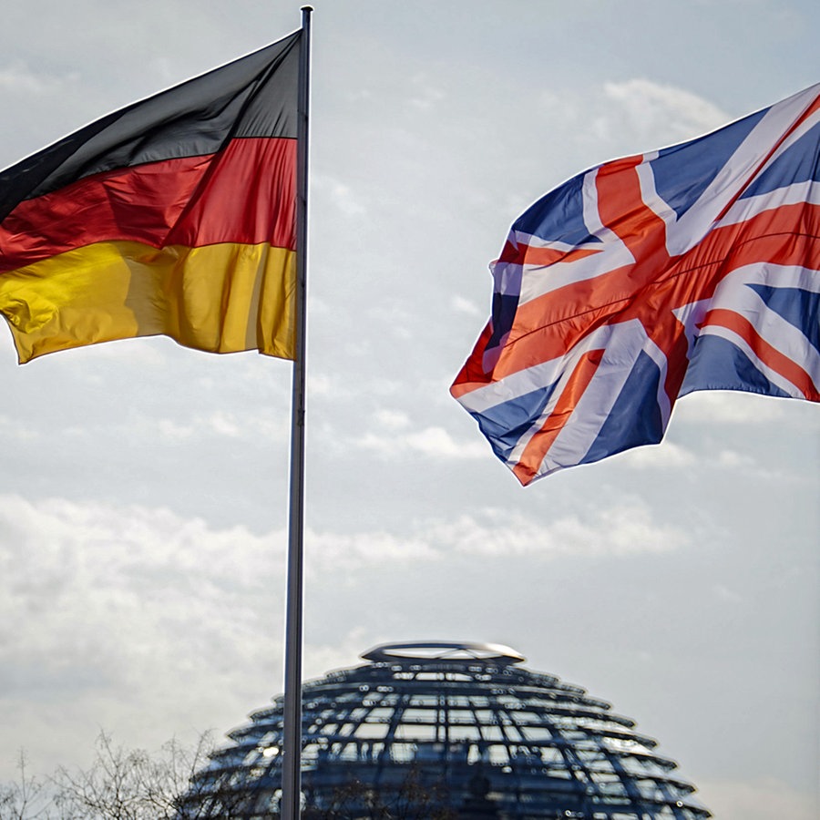 Die Flaggen von Deutschland und Großbritannien wehen für König Charles III. vor dem Reichstagsgebäude um Wind. © Kay Nietfeld/dpa 