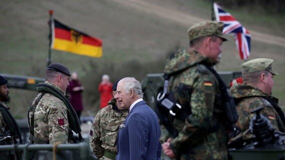 König Charles III. (M) spricht am zweiten Tag seiner Deutschlandreise mit Soldaten während seines Besuchs beim 130. deutsch-britischen Pionier-Brückenbataillon in Finowfurt in Brandenburg. © AFP-Pool/dpa Foto: Jens Schlueter