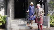 König Charles III. und seine Frau Camilla verlassen nach einem Gottesdienst anlässlich des ersten Todestages von Königin Elizabeth II. eine Kirche © Andrew Milligan/PA Wire/dpa Foto: Andrew Milligan/PA Wire/dpa