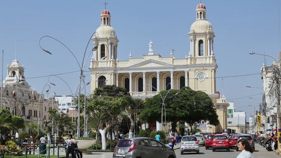Die Kathedrale Santa Maria steht auf dem Hauptplatz von Chiclayo, und dient als Sitz der Diözese, in der der neu gewählte Papst Leo XIV. einst als Bischof diente. © picture alliance/dpa/AP Foto: Manuel Medina