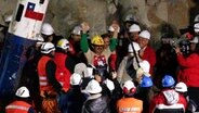 Juan Illanes freut sich nach seiner Rettung aus der Mine in Chile. © dpa Foto: Marcelo Hernandez