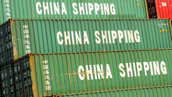 Grüne Schiffscontainer mit der Aufschrift "China Shipping" stehen aufeinander gestapelt. © dpa Foto: Ole Spata