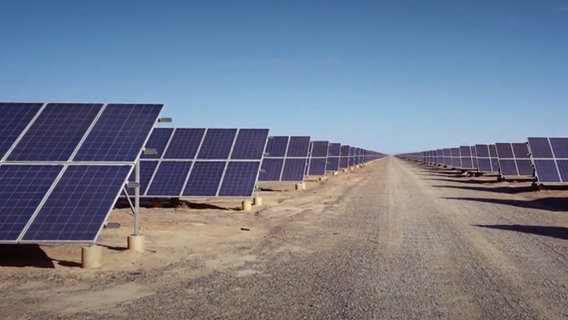 Eine riesige Solarenergie-Anlage in der Wüste Gobi in China  