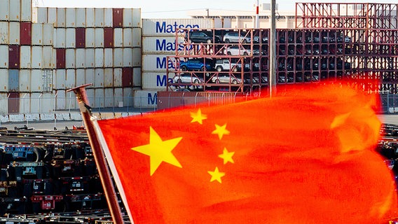 Eine chinesische Flagge weht auf einem Schiff im Hafen von Oakland in den USA. © Noah Berger/AP/dpa 