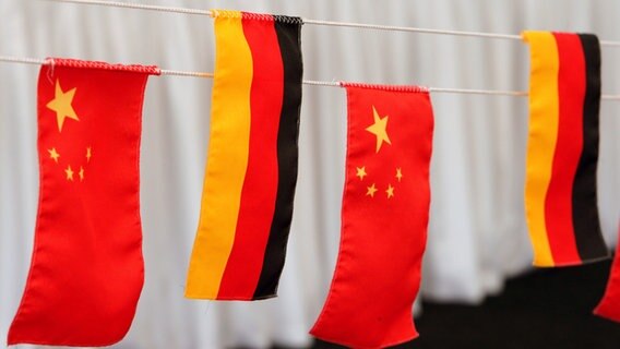 Fahnen von Deutschland und China. © picture-alliance/dpa Foto: Jens Büttner