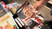 Eine Mitarbeiterin einer Bahnhofsbuchhandlung hält eine Ausgabe des Magazins "Compact" in der Hand. © dpa-Bildfunk Foto: Karl-Josef Hildenbrand