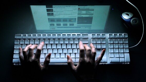 Computer-Tastatur © picture-alliance/ dpa Foto: Sebastian Widmann