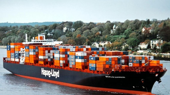 Das Containerschiff "Berlin Express" der Reederei Hapag-Lloyd läuft in den Hamburger Hafen ein. © picture alliance / dpa 